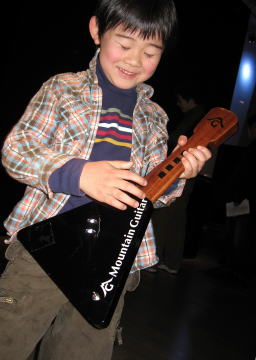 Mountain Guitar（マウンテン・ギター）を手に楽しそうなお子さんの写真