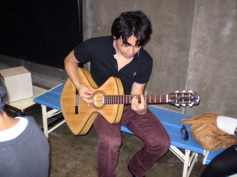 Aco Guitarをご試奏いただいているところです。